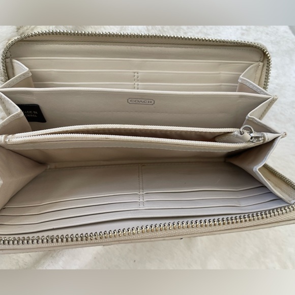 Coach zip around Wallet EUC - Picture 5 of 9